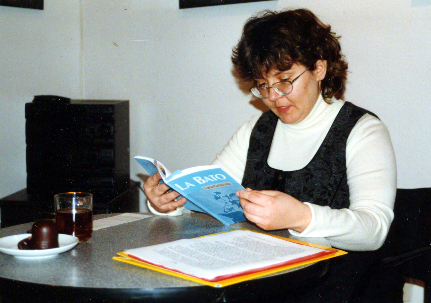 Lena Karpunina voĉlegas el sia libro en Kafejo mittendrin la 19-an de februaro 2001Foto: Fritz Wollenberg